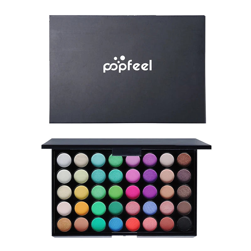 Palette de maquillage ouverte montrant 40 fards : une moitié de tons naturels terreux et une moitié de couleurs vives arc-en-ciel.