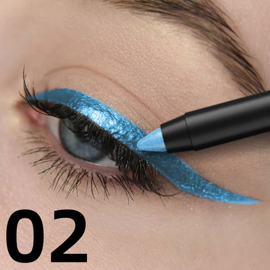 Eyeliner de couleur métallique avec reflets nacrés appliqué sur la paupière, fini scintillant et précis.