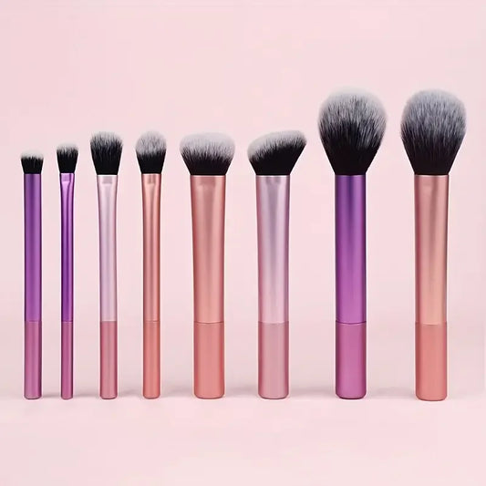Set de 8 pinceaux de maquillage aux poils synthétiques soyeux, incluant pinceaux poudre, blush et fards à paupières.