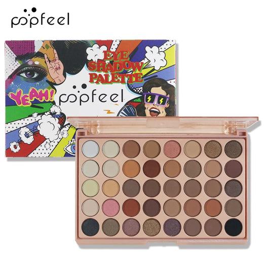Palette de maquillage ouverte montrant 40 fards : une moitié de tons naturels terreux et une moitié de couleurs vives arc-en-ciel.