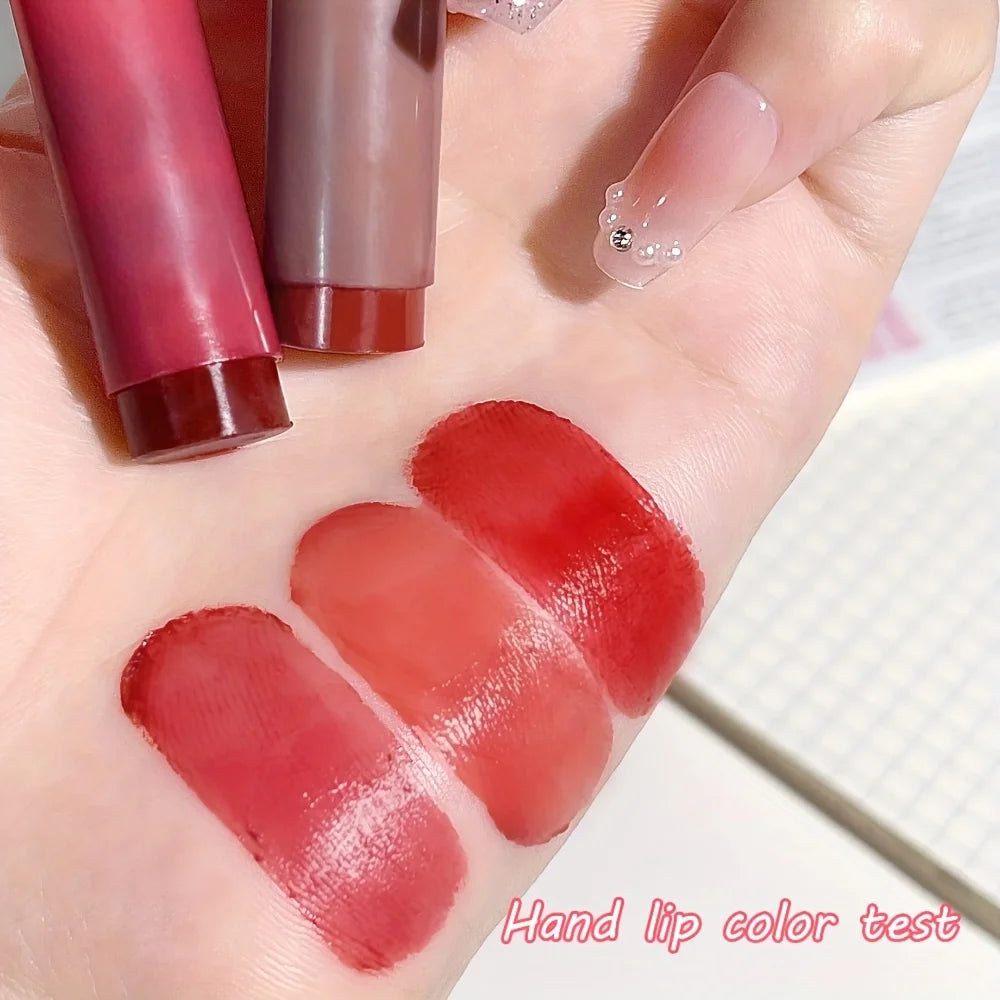 Coffret de 3 baumes à lèvres teintés au design élégant, offrant une hydratation intense et une couleur rose naturelle.