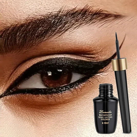 Stylo eyeliner noir à pointe dure réalisant un trait ultra-fin et graphique sur la paupière.