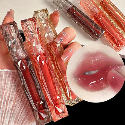 Gloss repulpant transparent effet miroir sur une femme active en ville.