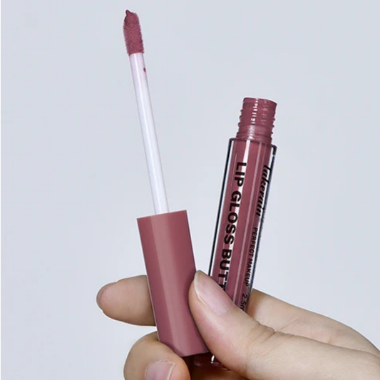 Gros plan sur des lèvres repulpées avec un gloss teinté brillant fini miroir