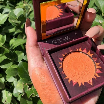 Palette duo maquillage avec poudre cuite bronzer et blush rosé, texture marbrée lumineuse.