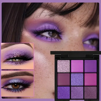 Palette de 9 fards à paupières dégradé de violets, mauves et prunes, textures mates et pailletées scintillantes.
