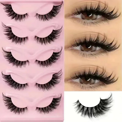 Boîtier de 5 paires de faux-cils de type cat-eye, plus longs sur le coin externe pour étirer le regard.

