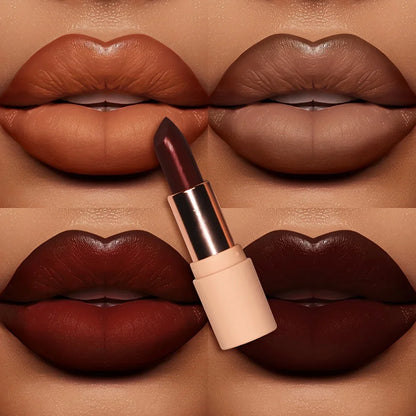 Rouge à lèvres bâton fini mat soyeux couleur nude bois de rose, texture onctueuse et pigmentée.

