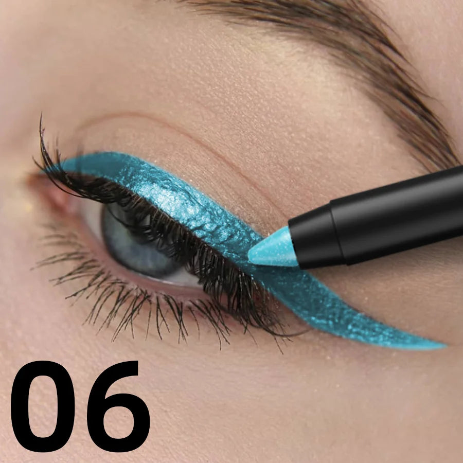 Eyeliner de couleur métallique avec reflets nacrés appliqué sur la paupière, fini scintillant et précis.
