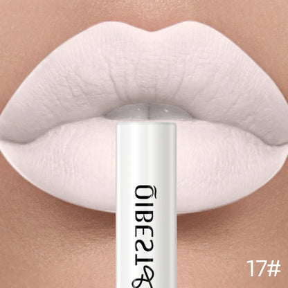 Applicateur de rouge à lèvres liquide mat QIBEST, texture crème veloutée riche en pigments rouges et nudes.
