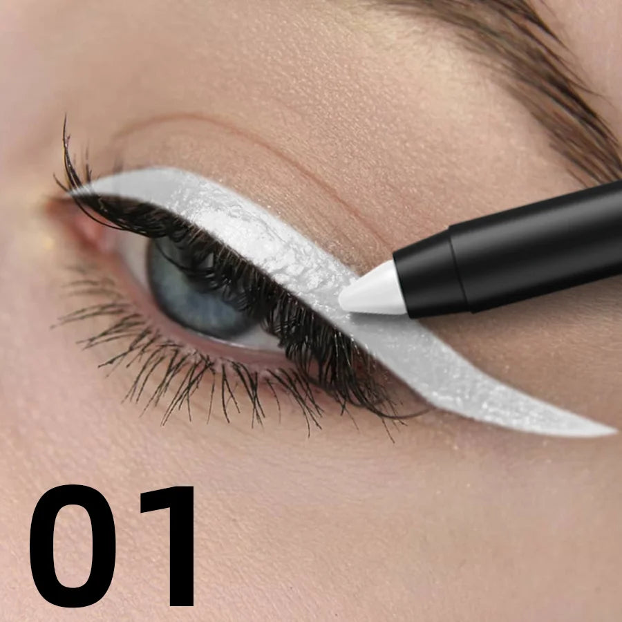 Eyeliner de couleur métallique avec reflets nacrés appliqué sur la paupière, fini scintillant et précis.
