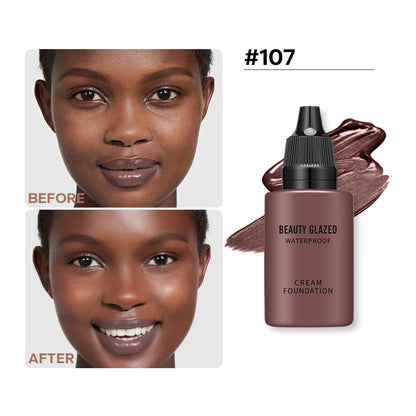 Flacon de fond de teint liquide mat Beauty Glazed, texture fluide étalée montrant la haute couvrance HD.
