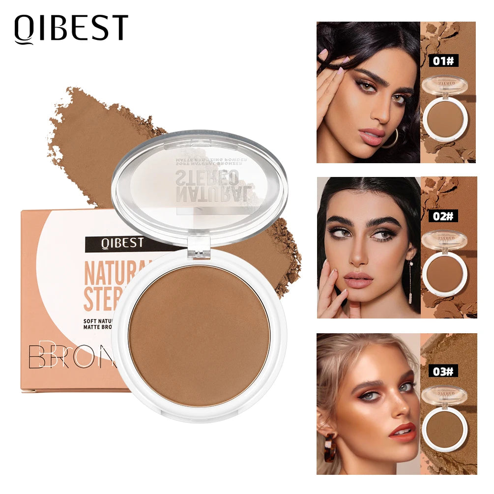 Application d'un bronzer crème mat sur les pommettes pour un contouring naturel et défini.
