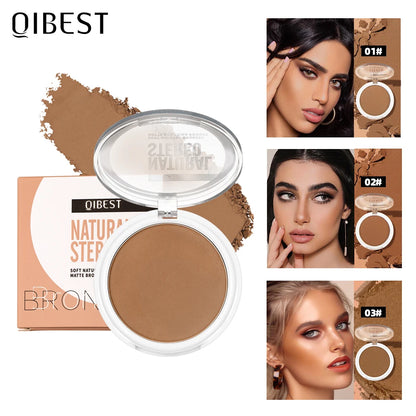Application d'un bronzer crème mat sur les pommettes pour un contouring naturel et défini.
