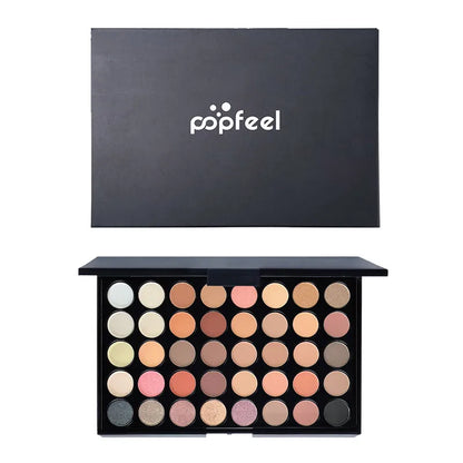 Palette de maquillage ouverte montrant 40 fards : une moitié de tons naturels terreux et une moitié de couleurs vives arc-en-ciel.
