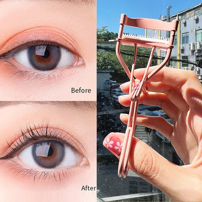 Recourbe-cils noir mat avec peigne séparateur intégré et coussinet en silicone rouge.
