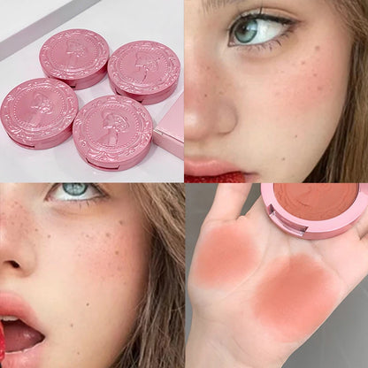 Close-up du blush crème relief 3D texture onctueuse sur peau nude, rendu naturel et lumineux.