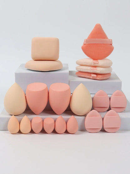 Collection de 20 éponges et houppettes de maquillage roses de différentes formes pour fond de teint et poudre.
