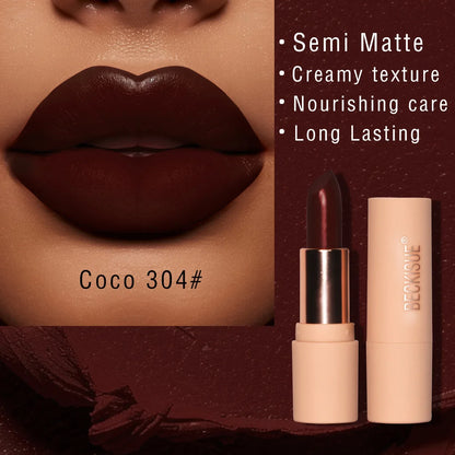 Rouge à lèvres bâton fini mat soyeux couleur nude bois de rose, texture onctueuse et pigmentée.
