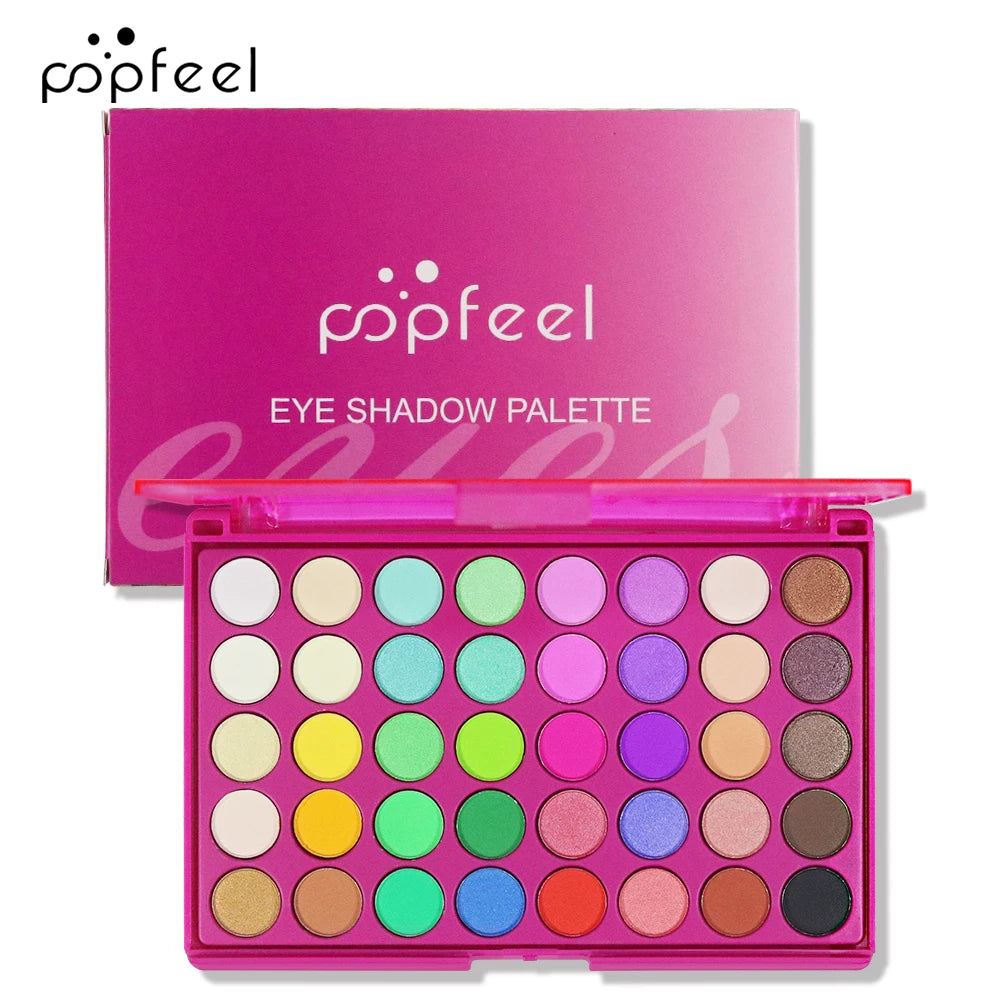 Palette de maquillage ouverte montrant 40 fards : une moitié de tons naturels terreux et une moitié de couleurs vives arc-en-ciel.
