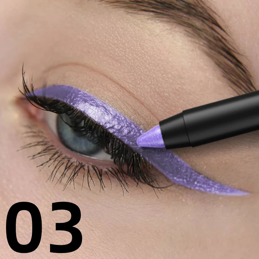 Eyeliner de couleur métallique avec reflets nacrés appliqué sur la paupière, fini scintillant et précis.
