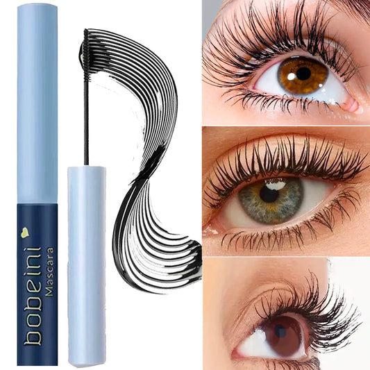 Brosse de mascara ultra-fine montrant l'application de fibres de soie pour allonger et recourber les cils.
