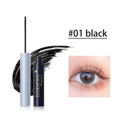 Brosse de mascara ultra-fine montrant l'application de fibres de soie pour allonger et recourber les cils.
