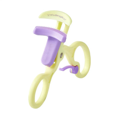 Recourbe-cils compact sans cadre (frameless) noir et or, design ergonomique pour une utilisation sans pincement.
