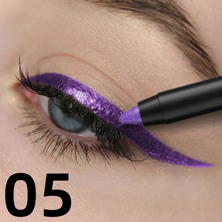 Eyeliner de couleur métallique avec reflets nacrés appliqué sur la paupière, fini scintillant et précis.
