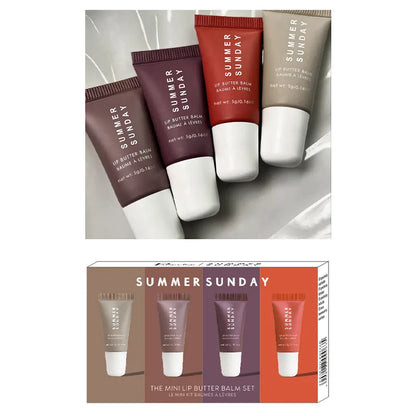 Coffret de 4 gloss à lèvres teintés aux nuances estivales, texture onctueuse et brillante.