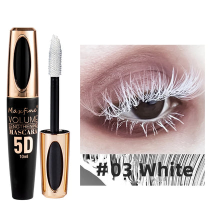 Brosse haute précision de mascara noir 5D montrant la séparation parfaite des cils pour un effet œil de biche.
