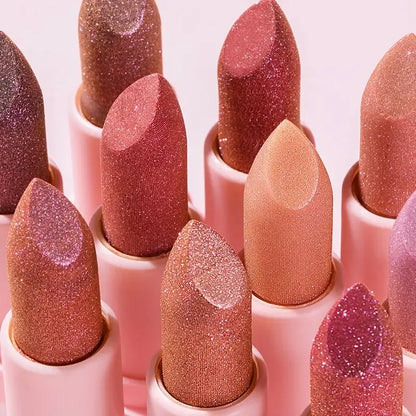 Raisin de rouge à lèvres pailleté rose métallique avec texture diamant scintillante, fini mat velours.