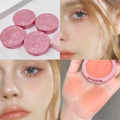 Close-up du blush crème relief 3D texture onctueuse sur peau nude, rendu naturel et lumineux.
