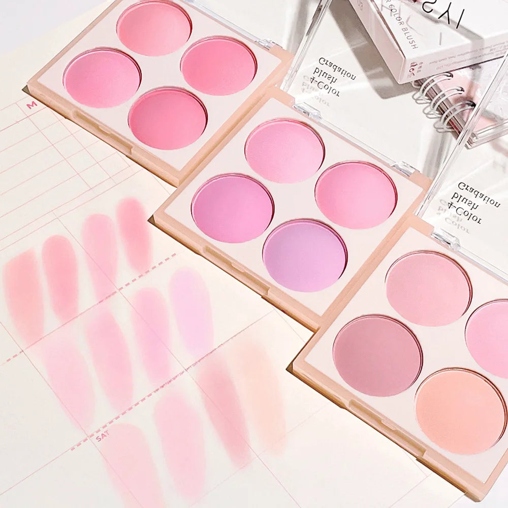 Palette de 4 blushs mats aux tons pêche et corail, fini poudré doux pour un maquillage naturel.
