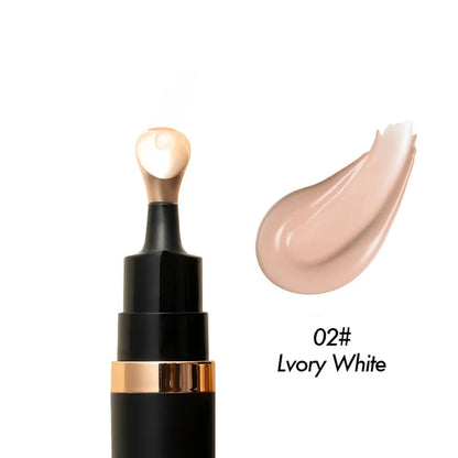 Texture onctueuse de la crème correctrice yeux étalée sur une peau urbaine, montrant l'effet lissant immédiat.
