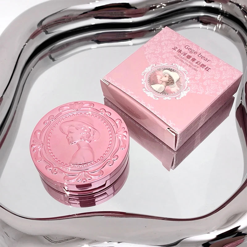 Close-up du blush crème relief 3D texture onctueuse sur peau nude, rendu naturel et lumineux.