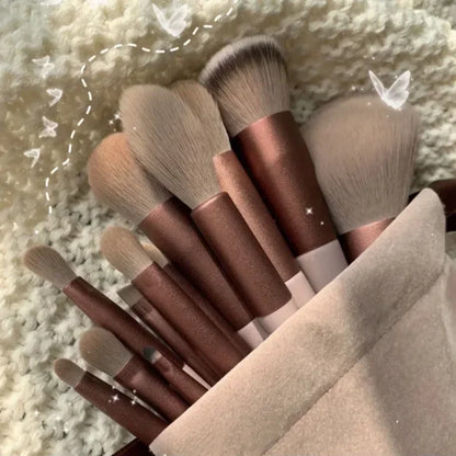 Différentes options de sets de pinceaux de maquillage noirs professionnels, du kit essentiel au set complet de 22 pièces.