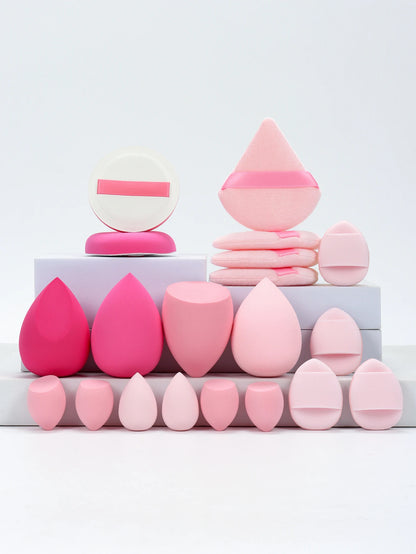 Collection de 20 éponges et houppettes de maquillage roses de différentes formes pour fond de teint et poudre.

