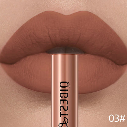 Applicateur de rouge à lèvres liquide mat QIBEST, texture crème veloutée riche en pigments rouges et nudes.

