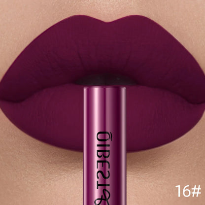 Applicateur de rouge à lèvres liquide mat QIBEST, texture crème veloutée riche en pigments rouges et nudes.
