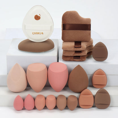 Collection de 20 éponges et houppettes de maquillage roses de différentes formes pour fond de teint et poudre.
