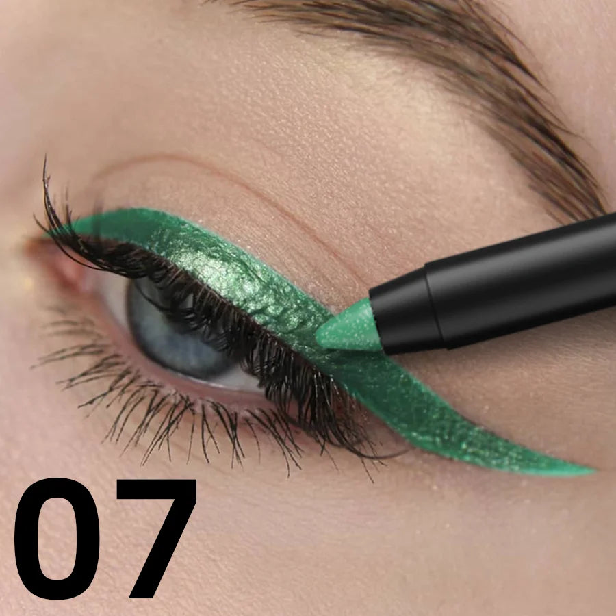Eyeliner de couleur métallique avec reflets nacrés appliqué sur la paupière, fini scintillant et précis.
