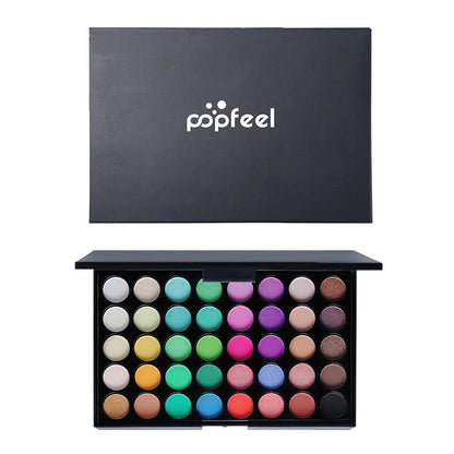 Palette de maquillage ouverte montrant 40 fards : une moitié de tons naturels terreux et une moitié de couleurs vives arc-en-ciel.
