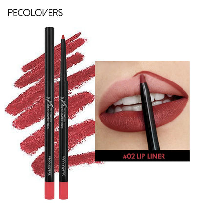 Main de femme dessinant un contour des lèvres rouge parfait avec un crayon mat