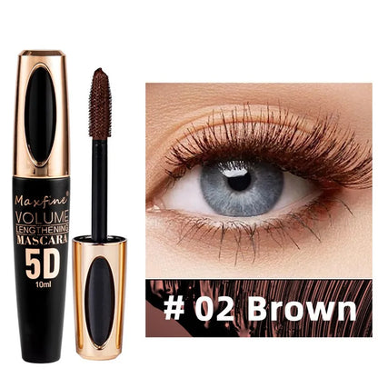 Brosse haute précision de mascara noir 5D montrant la séparation parfaite des cils pour un effet œil de biche.