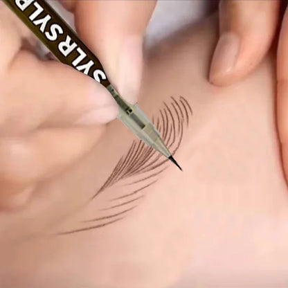 Pointe ultra fine de 0.008mm d'un stylo à sourcils liquide créant des traits d'une finesse extrême sur la peau.
