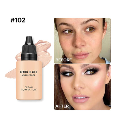 Flacon de fond de teint liquide mat Beauty Glazed, texture fluide étalée montrant la haute couvrance HD.
