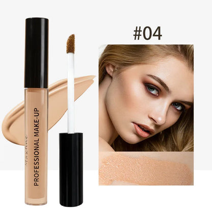 Application du stylo correcteur liquide sur une marque d'acné, texture fluide et couvrante.
