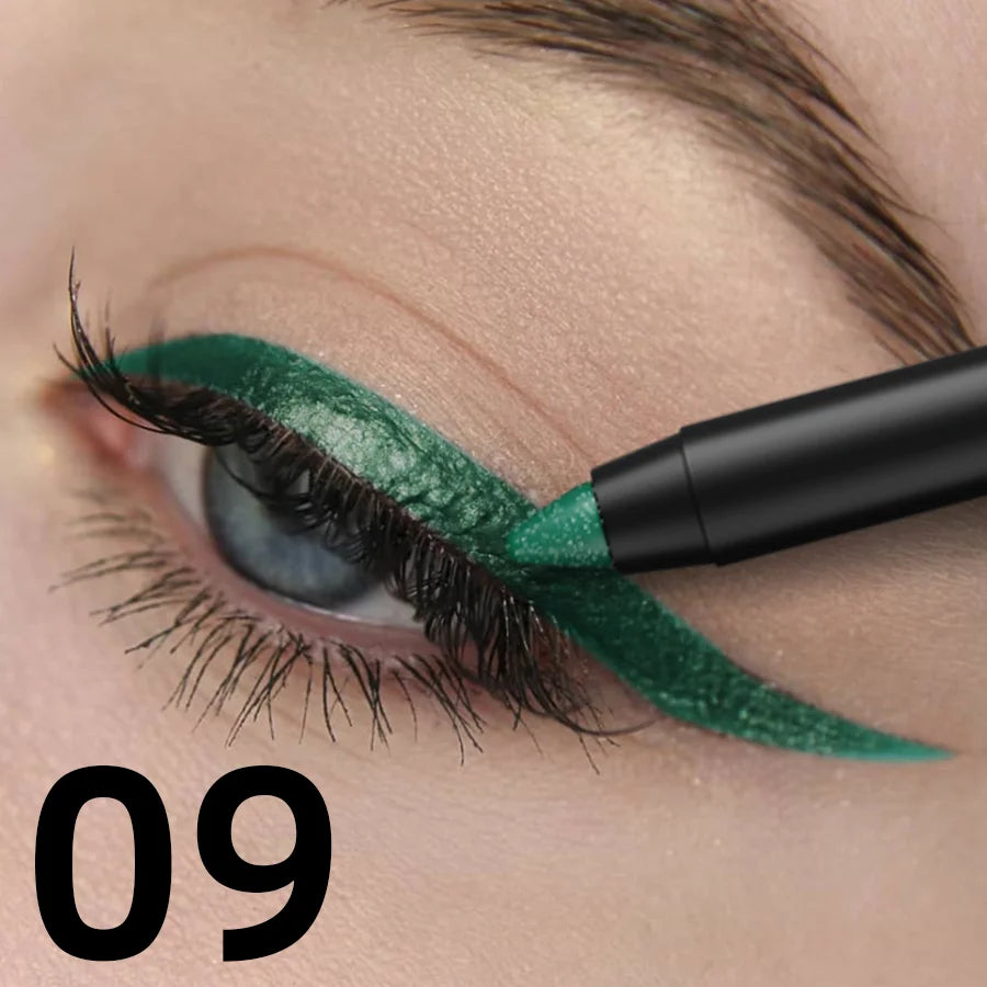 Eyeliner de couleur métallique avec reflets nacrés appliqué sur la paupière, fini scintillant et précis.
