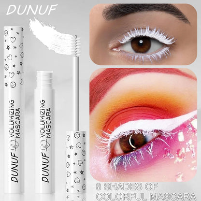 Close-up d'un regard avec des cils blancs artistiques et une brosse fine de mascara blanc haute définition.
